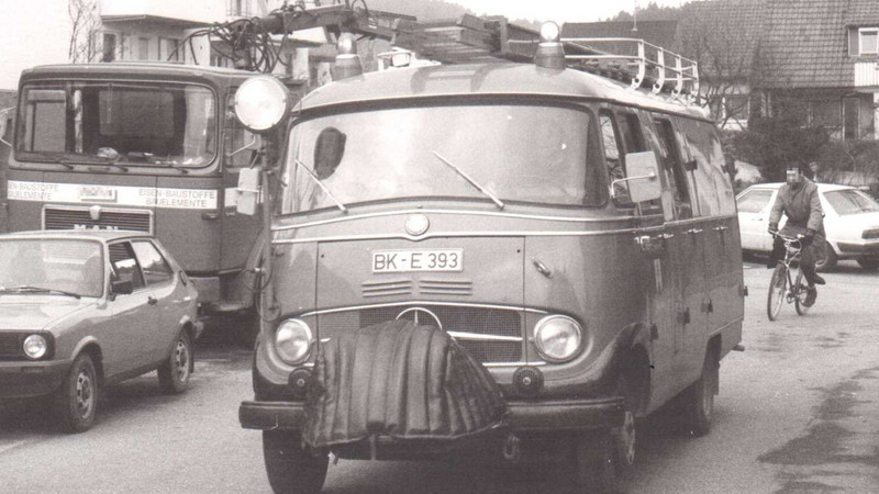 Mannschaftswagen und angehörige der Freiwilligen Feuerwehr Fichtenberg um 1960. Foto: Gemeinde Fichtenberg